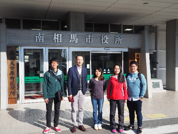 南相馬市役所前での学生達の集合写真