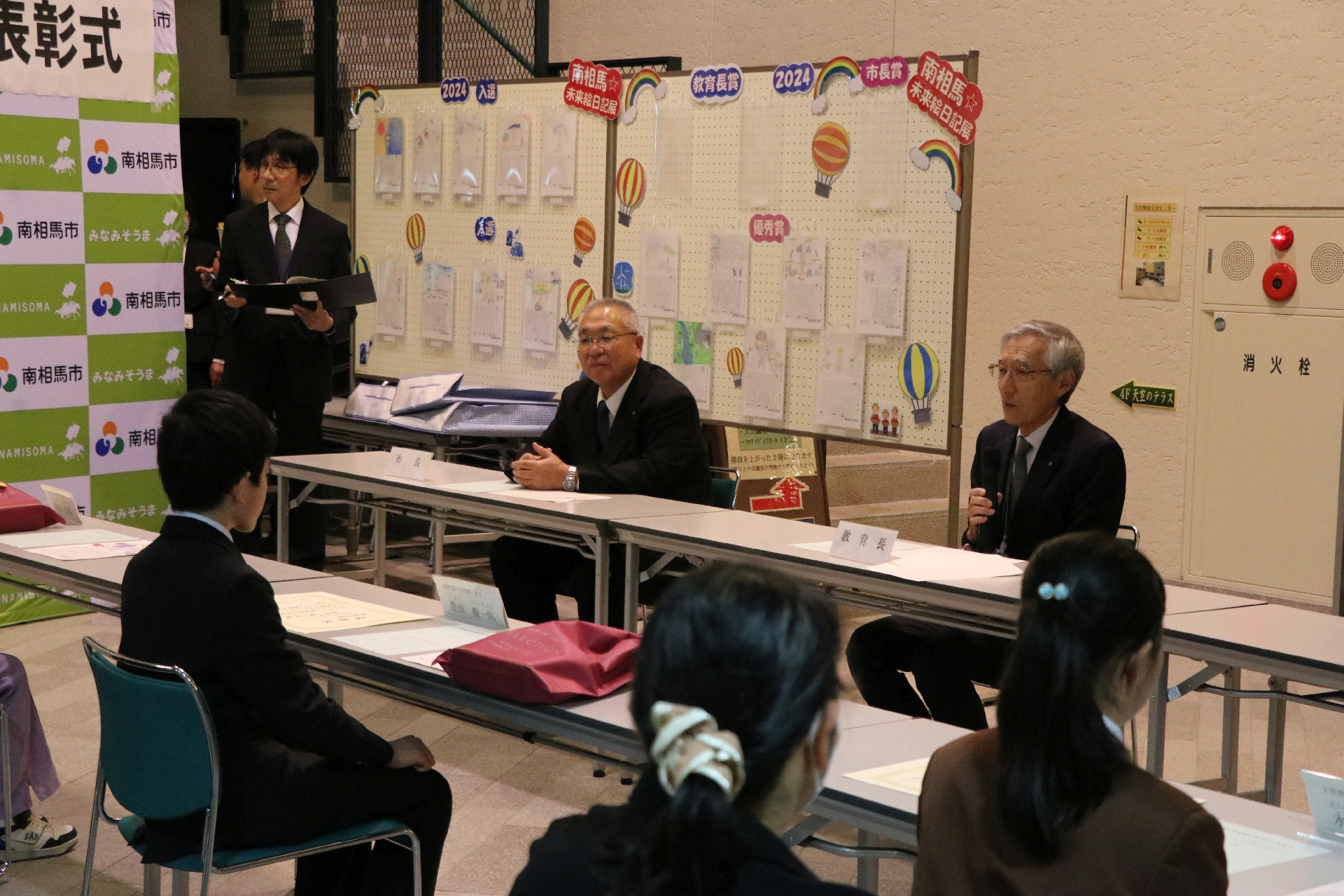 表彰後は、表彰者と市長・教育長らとの懇談も行われました。