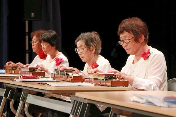 5大正琴を弾いている女性4人の写真