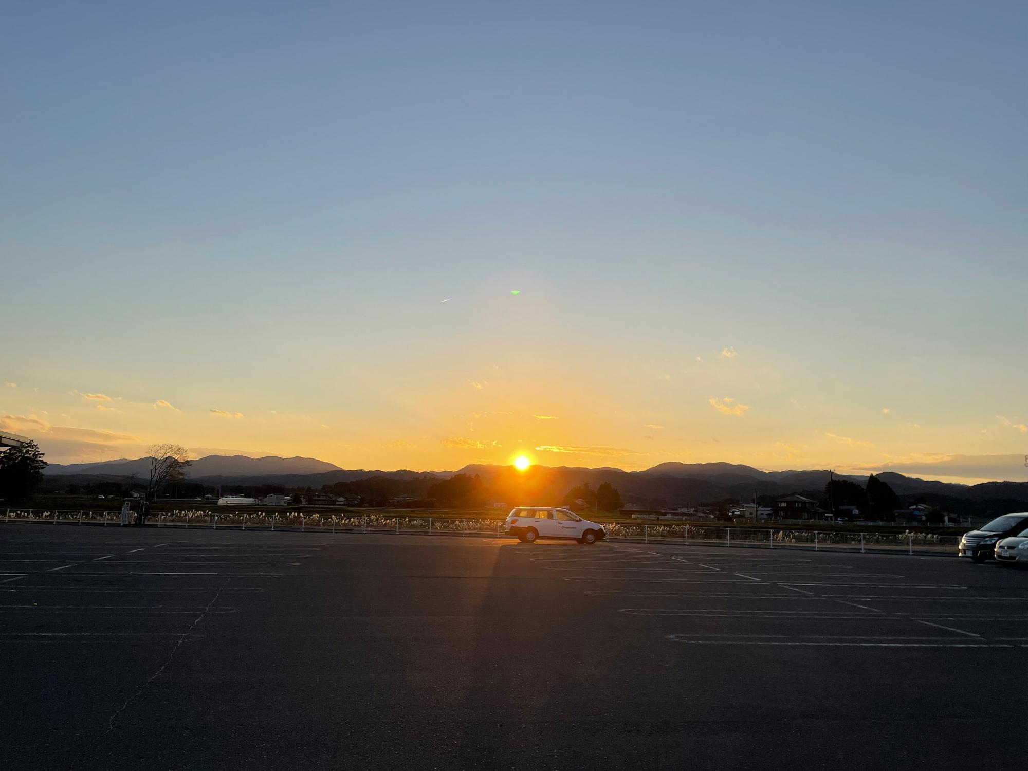 「鹿島区のスーパー駐車場からの夕日」
