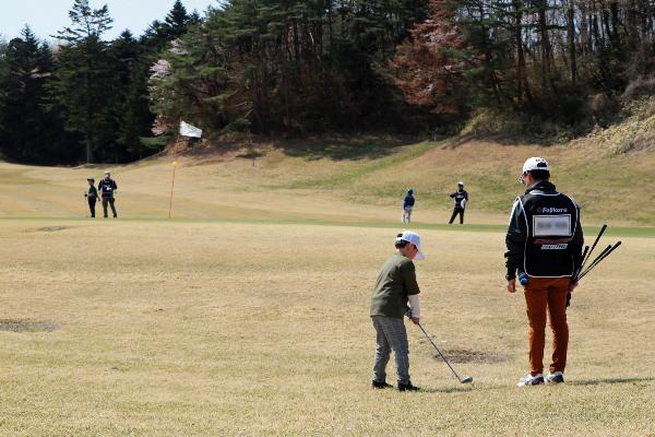 1ゴルフする男子の写真
