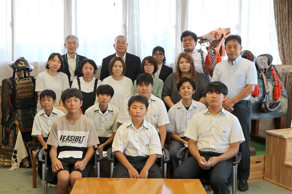 1広島市を訪れた参加者たちと市長、教育長、引率者の集合写真