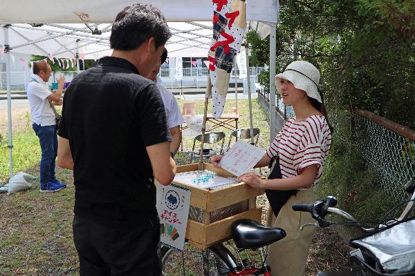 3アイスを自転車から売る女性の写真