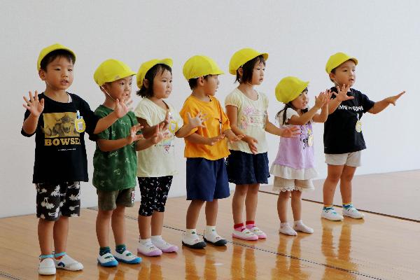 2踊る高平幼稚園の子供の写真
