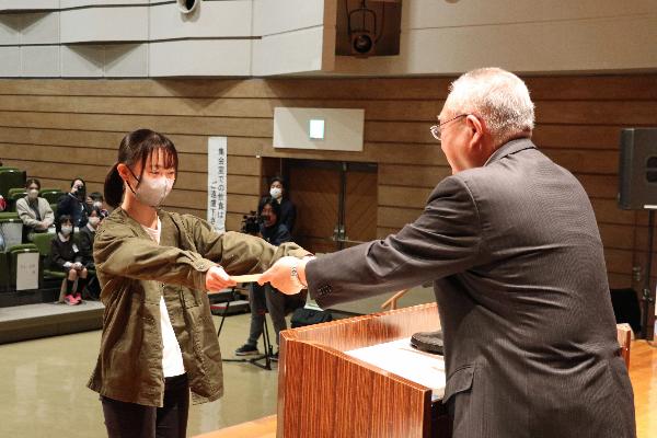 2門馬市長から表彰状を受け取る生徒の写真
