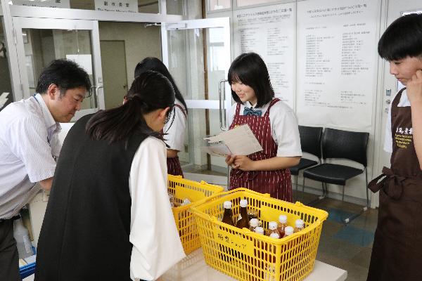 学生らが作った飲食品を販売する生徒の写真
