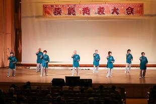 ステージ上で太極拳の演武を披露する出演者達の写真