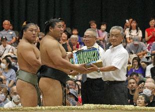 【令和7年8月8日】大相撲南相馬場所（南相馬市産きゅうりの贈呈式）