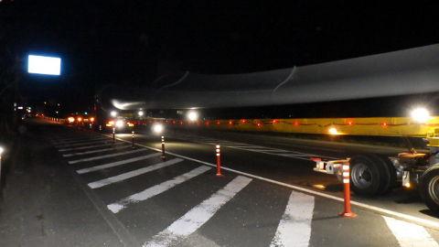 ブレード(羽)の長さが45メートルなので50メートル以上のトレーラーで夜間に運搬している写真
