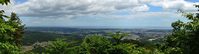 パノラマ 高台から見た、空の雲や、緑が広がっている風景写真