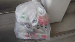 リサイクルするプラスチックが袋に入った状態の画像