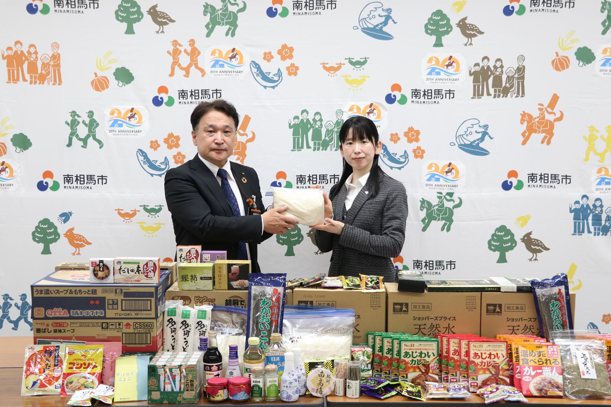 株式会社メイワから食品受け取りの様子
