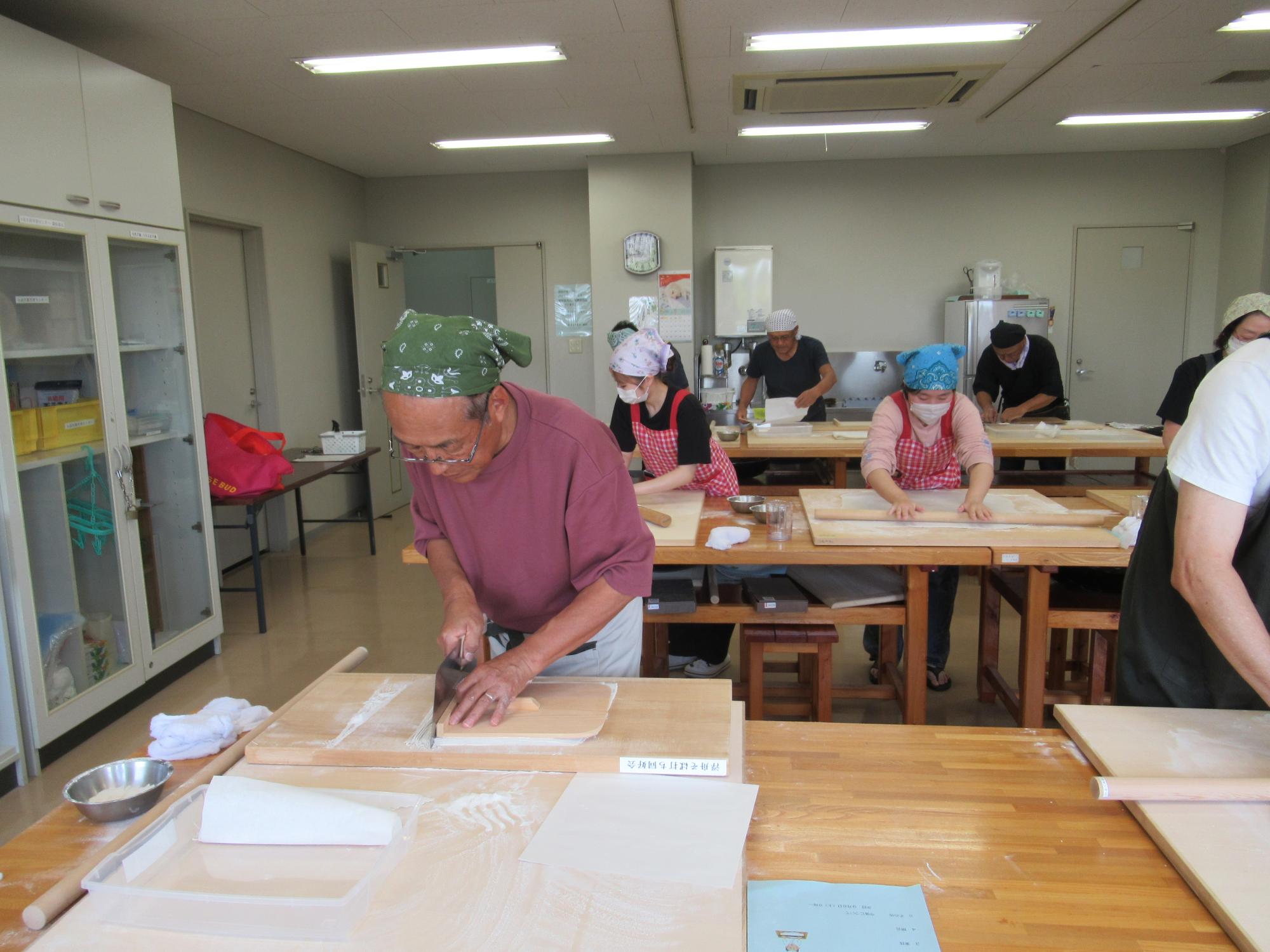 そば打ち体験の様子
