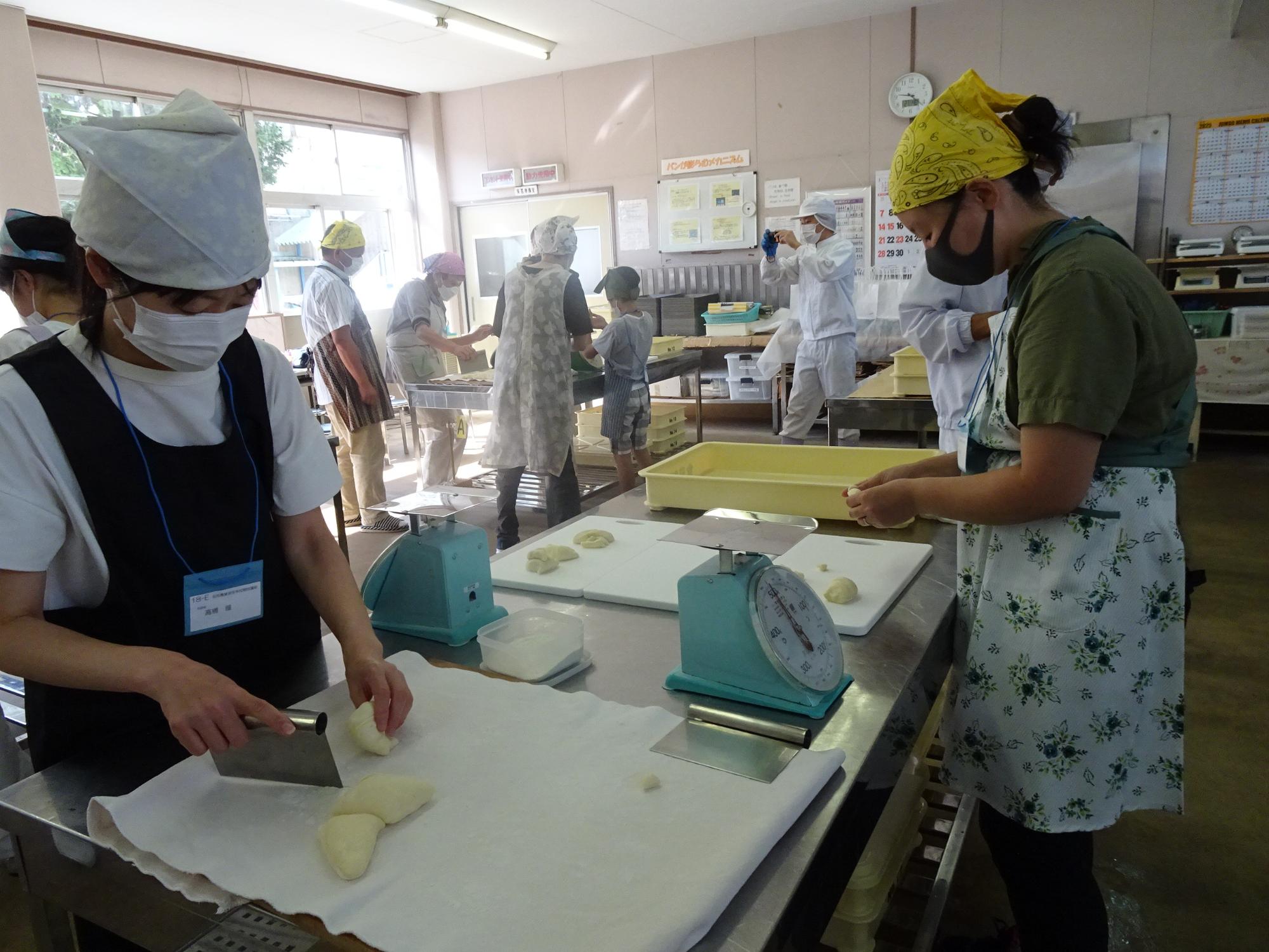 生地を分割して丸める様子の写真