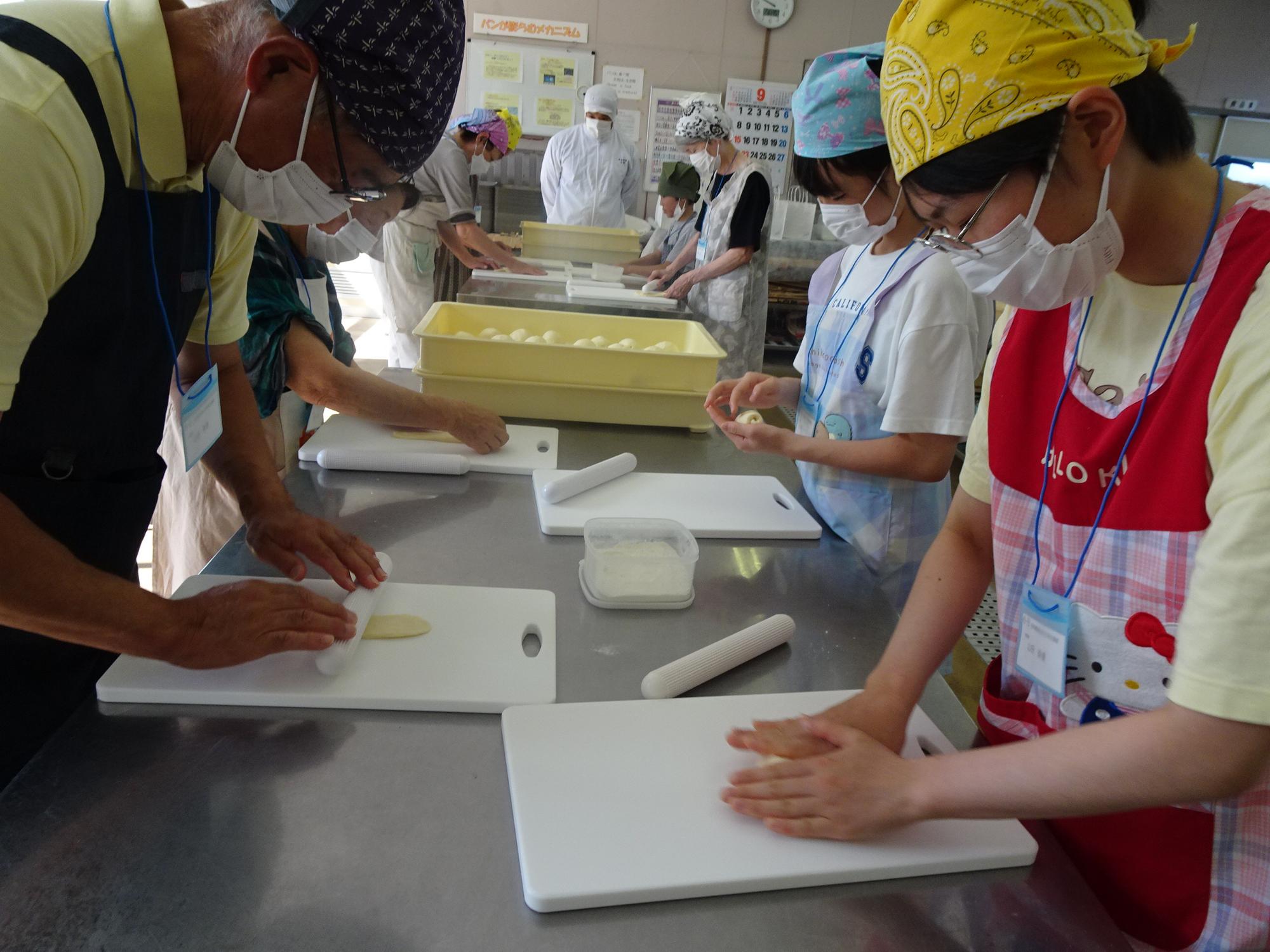 生地を伸ばす様子の写真