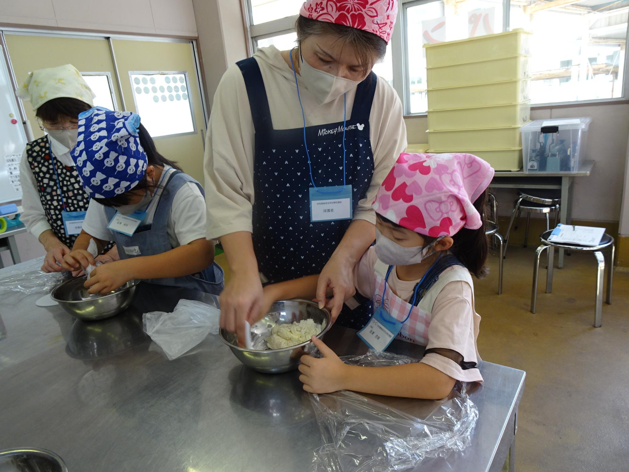 ピザパンの生地を練っている様子の写真