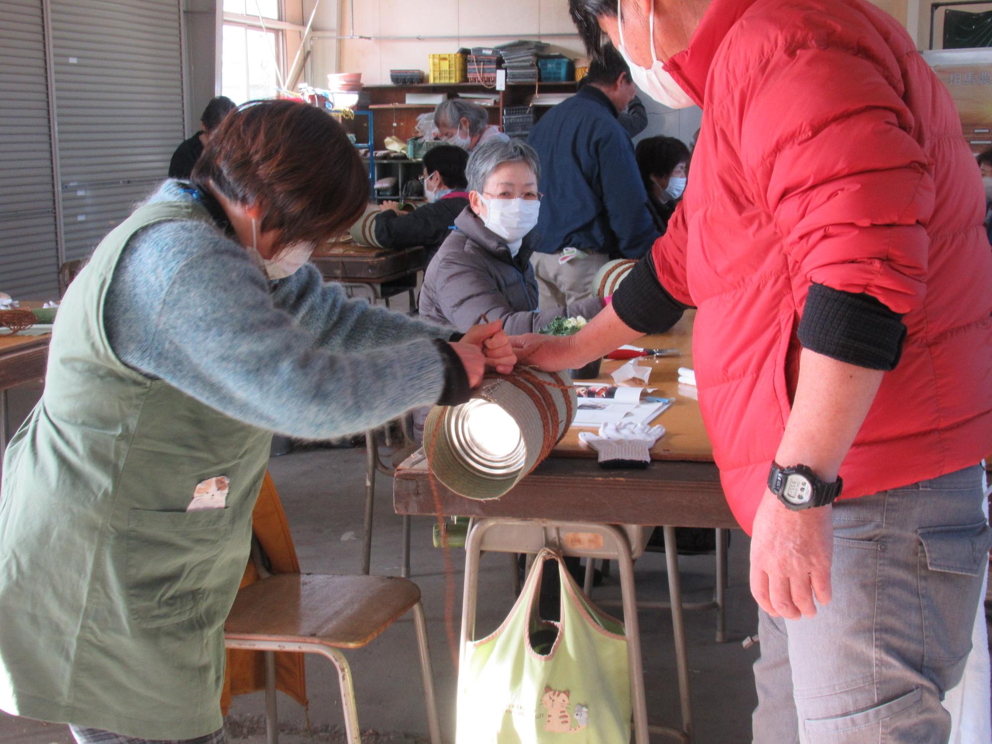 麻縄をまく様子の写真