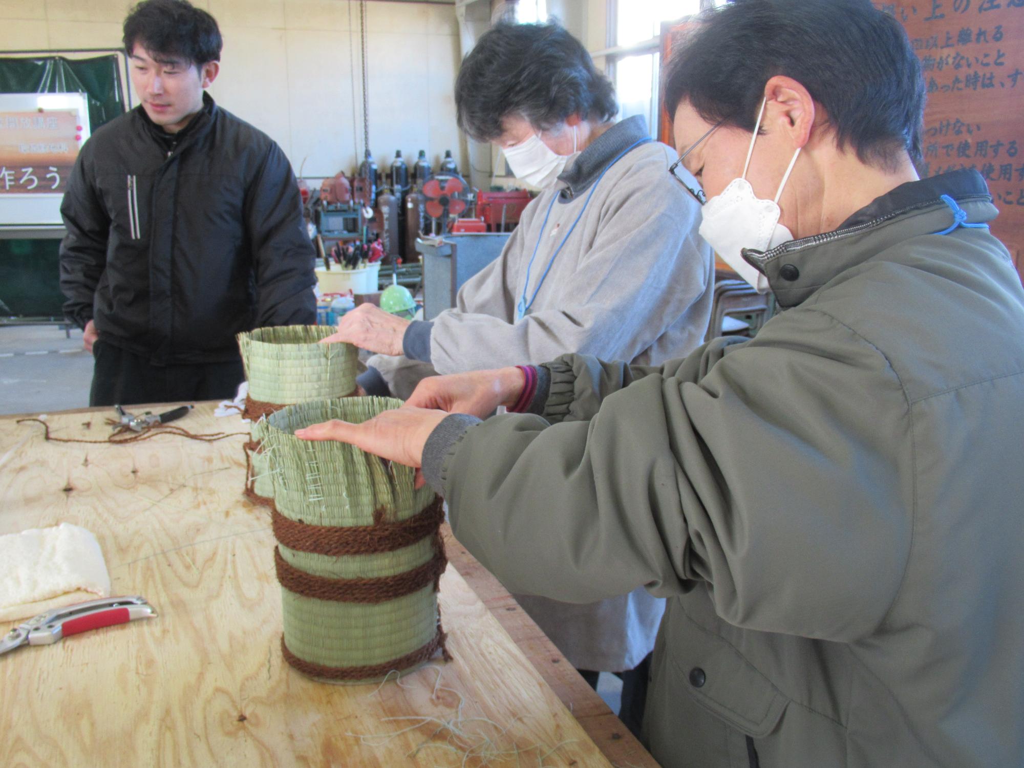 畳表を広げている様子の写真