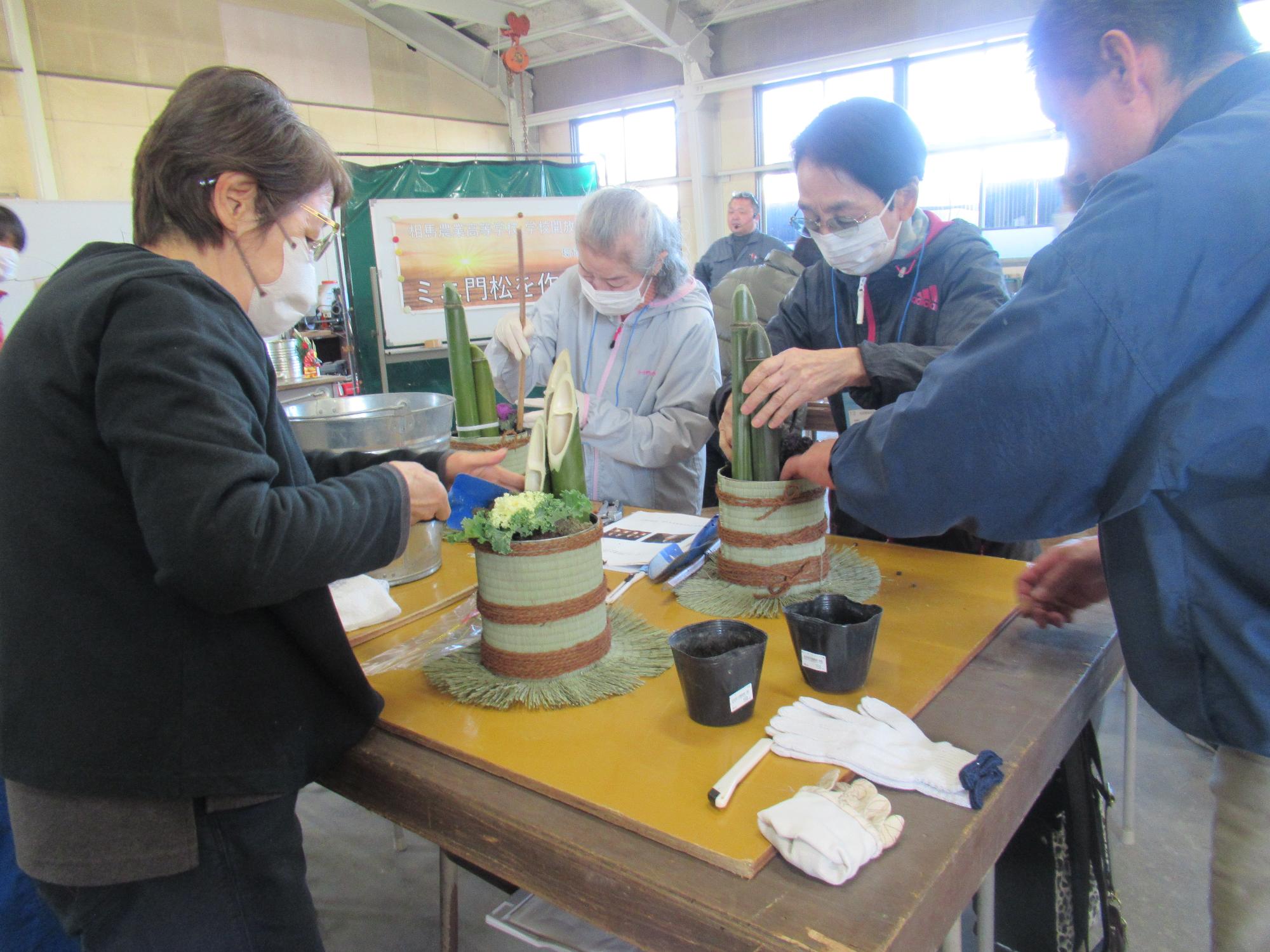 竹を器に入れている様子の写真