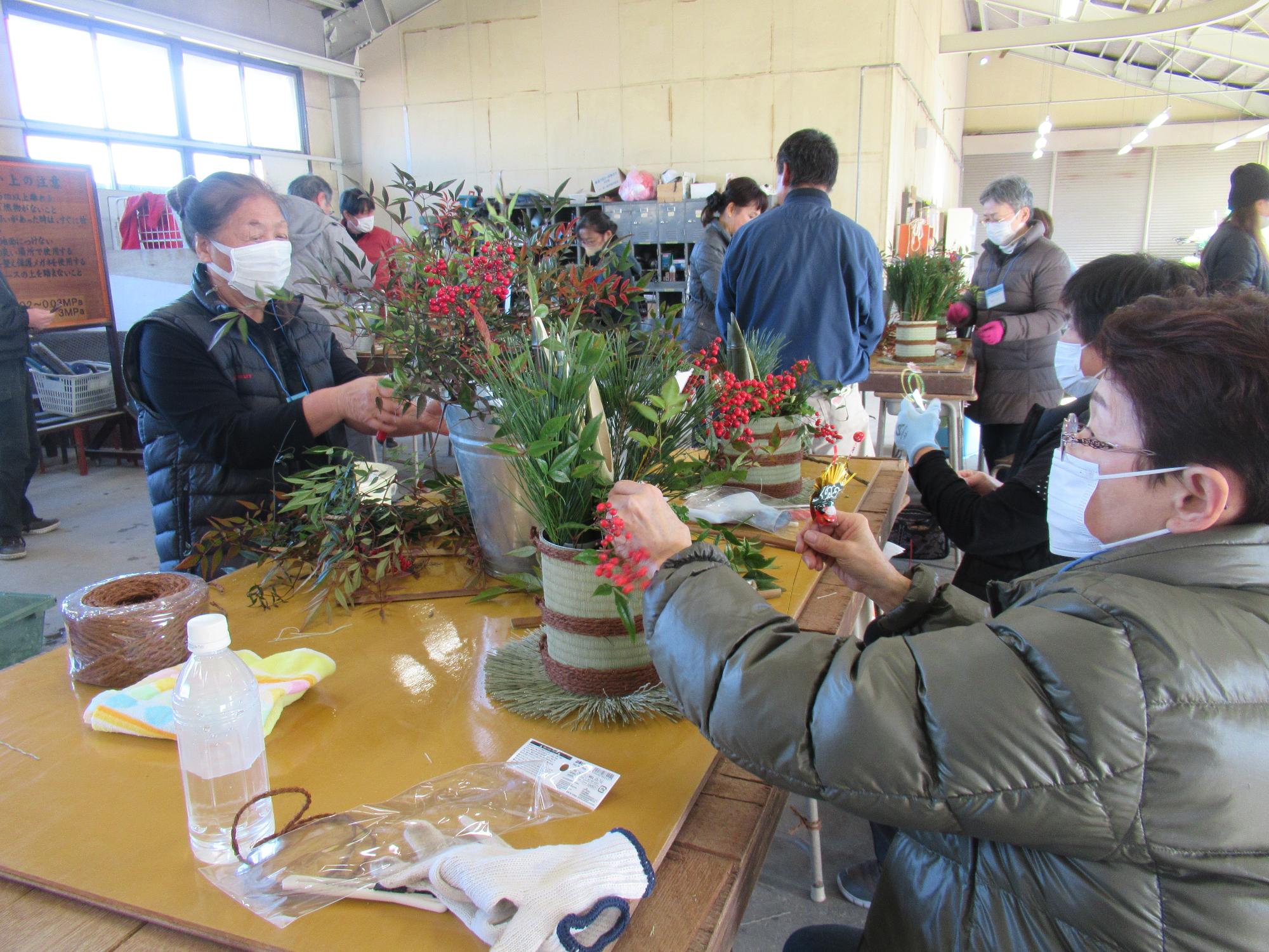 松や南天等で飾りつけている様子の写真
