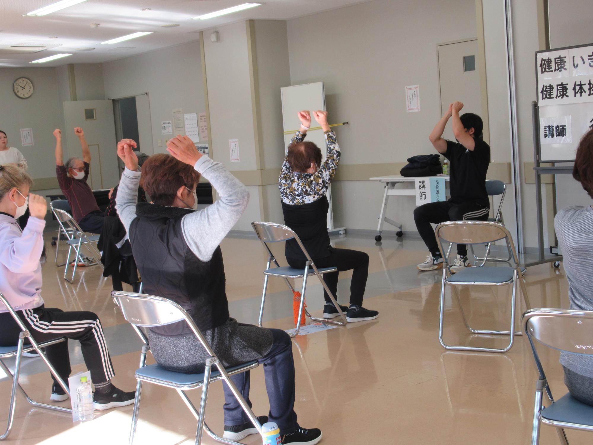 椅子を使った健康体操の様子