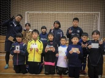 台湾からの返信の年賀状を手にする大甕(おおみか)サッカースポーツ少年団の子ども達