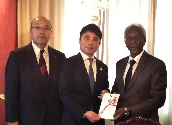 松浦副市長、今村市議会議長から市民募金をアリ大使へ贈呈（2月26日）