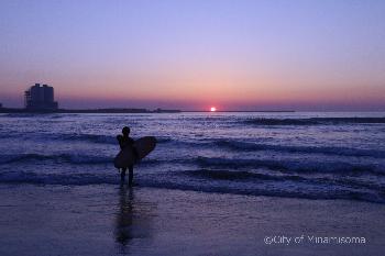 北泉海岸の朝日とサーファーのシルエットの風景写真