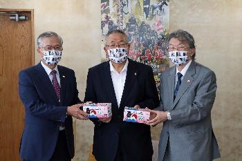 蔡明耀副代表からマスクを受け取る市長
