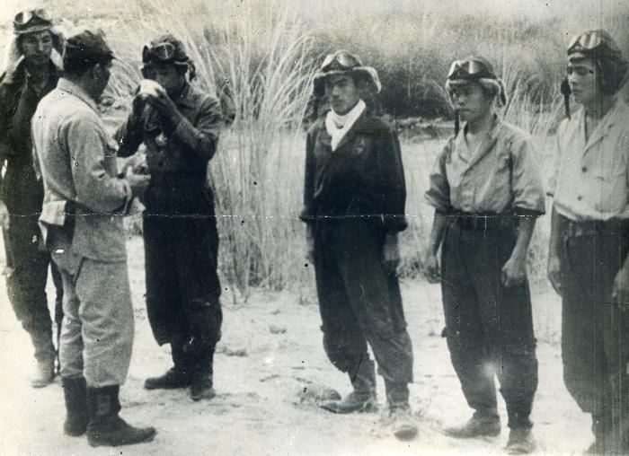 耳当て付きの防止とゴーグルを付けた5人の男性と軍服の男性1人の白黒写真