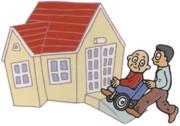 車椅子の高齢者男性と車椅子を押す男性が家に入ろうとしている画像