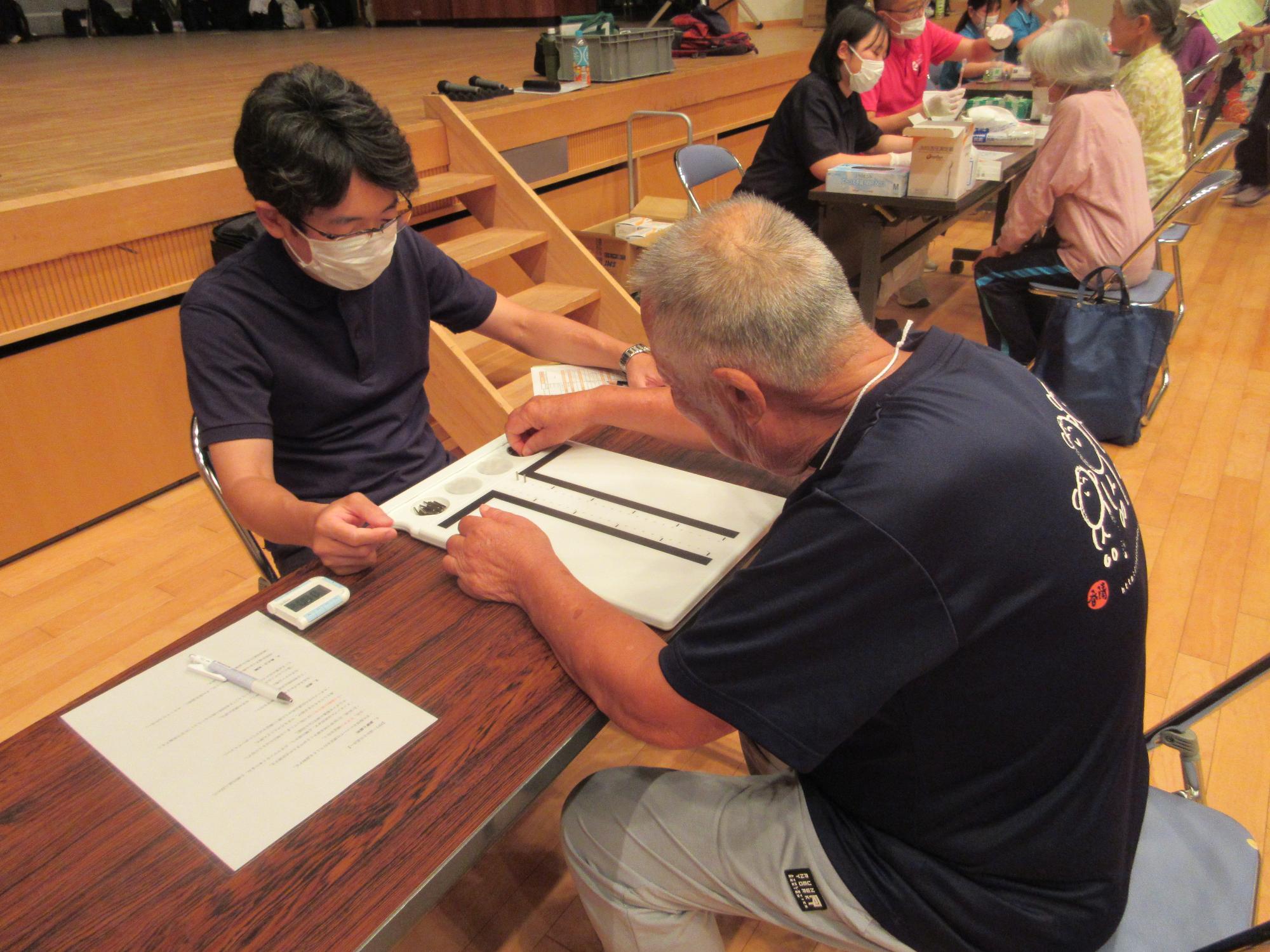 手指巧緻性の測定の様子