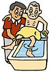 高齢者男性と入浴の補助をしている男性ヘルパーの画像