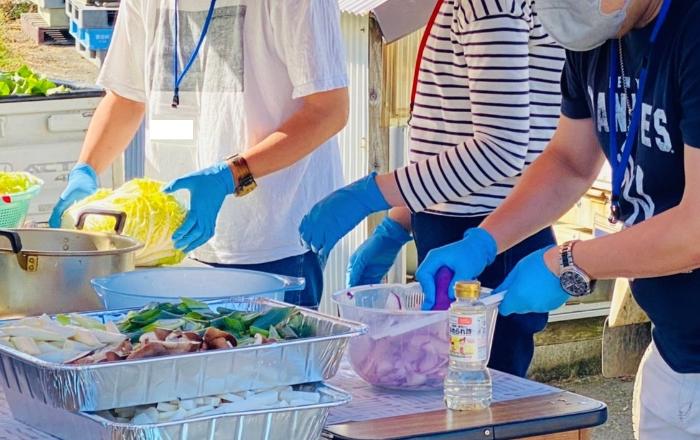 参加者が芋煮の材料を切っている写真