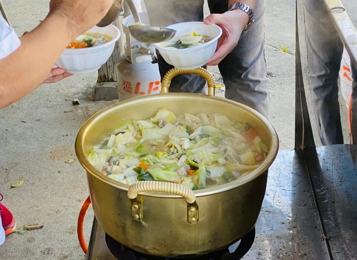 芋煮を作っている写真