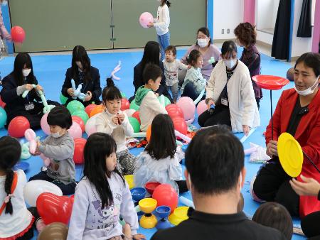 （写真）喜楽イベント企画によるジャグリング・バルーンアート教室の様子