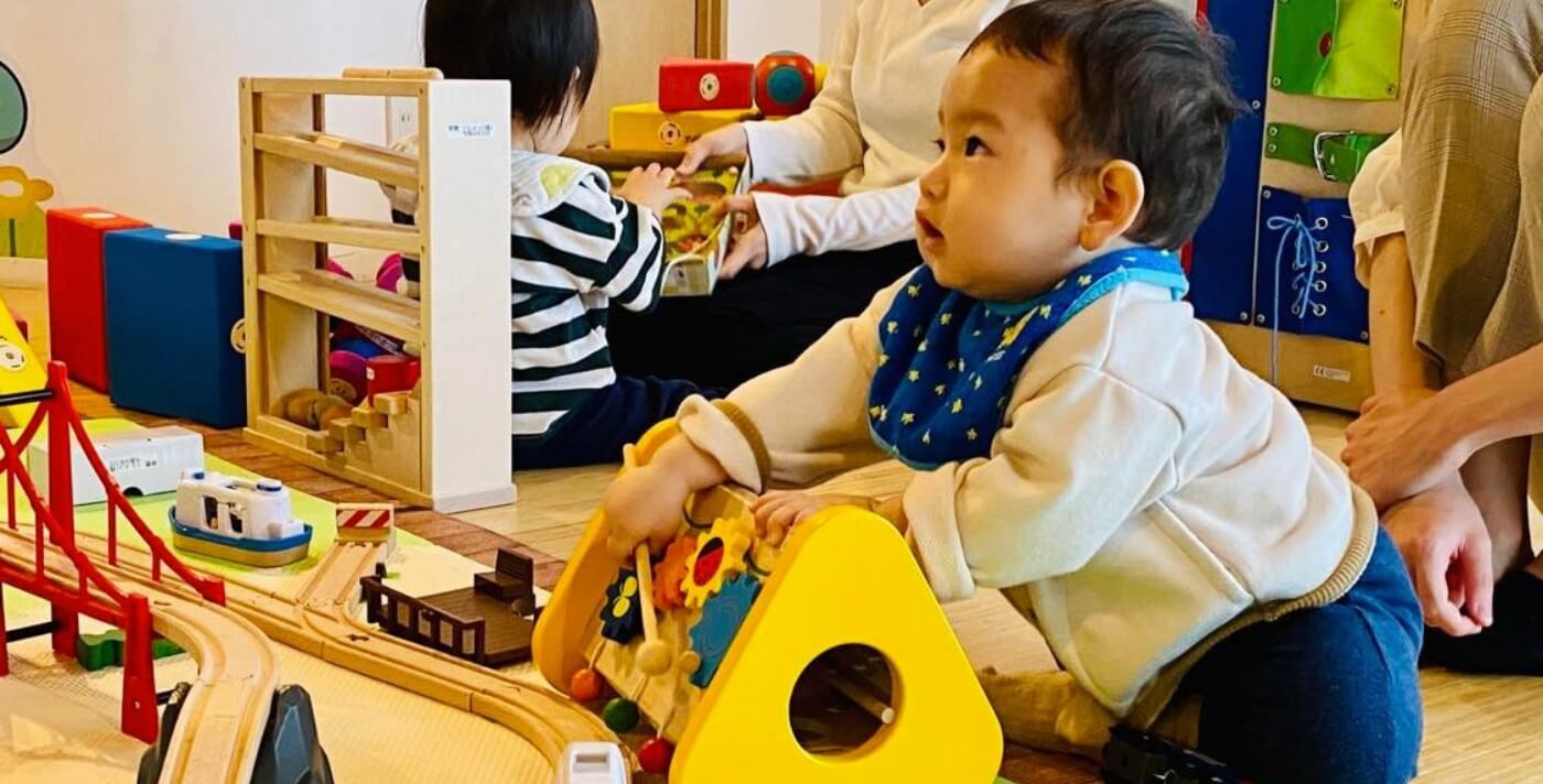 赤ちゃんが遊ぶ様子