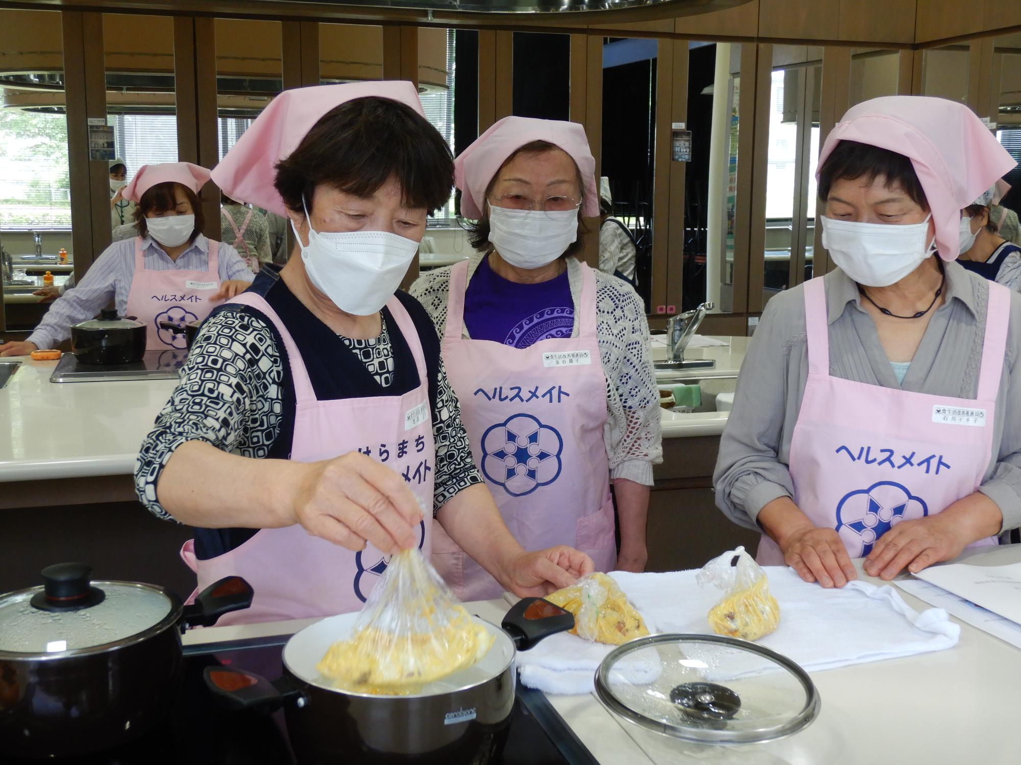 ポリ袋調理の様子
