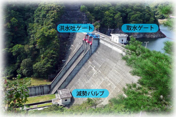 横川ダム堤防の全体像の写真