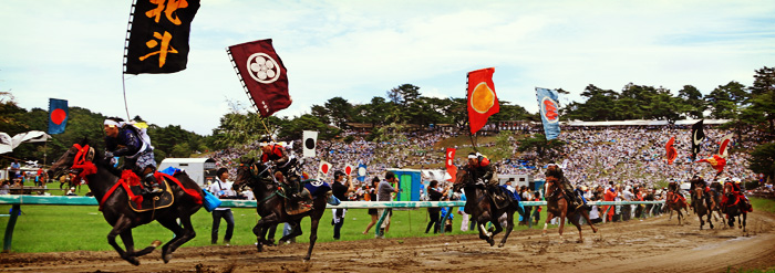 相馬野馬追の甲冑競馬で駆ける騎馬武者たちの写真
