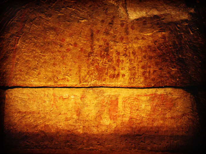 羽山横穴の壁画の写真