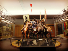 南相馬博物館内の騎馬武者の実物大人形の写真
