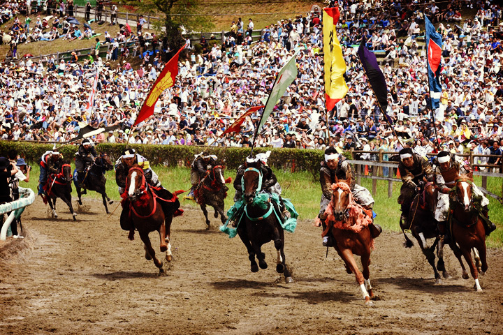 カーブを疾走する騎馬武者たちの画像