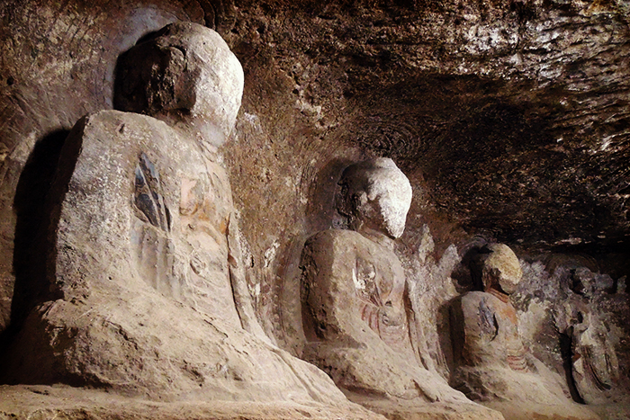 岩に彫られた4体の石仏の写真