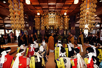 社殿の中に集まった和装の人たちの写真