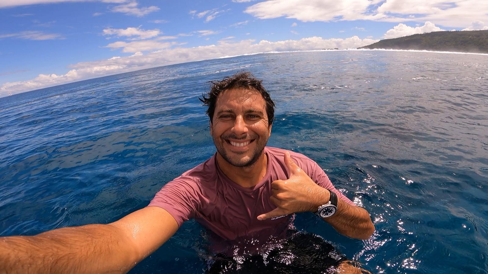 海面でハングルースサインをする男性の写真