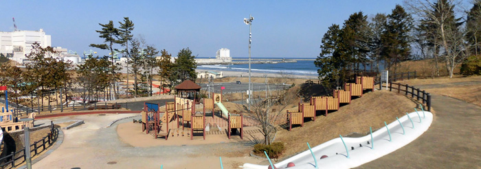 丘の広場から花の広場を向いて撮影した北泉海浜総合公園の写真