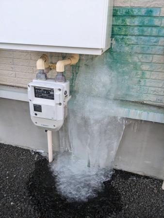 アパートの給湯器凍結による漏水の写真