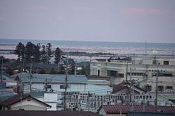 沿岸部の集落に迫りくる津波の写真