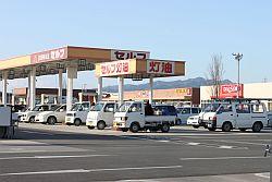 セルフガソリンスタンドに給油する為沢山の車が並んでいる写真